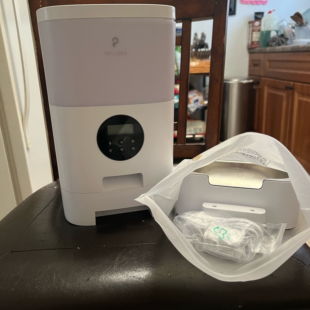 Automatic pet feeder